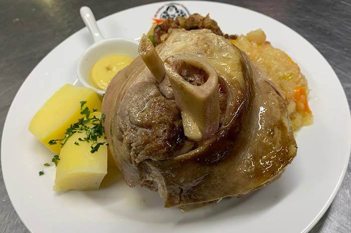 Eisbein mit Sauerkraut und Erbspüree